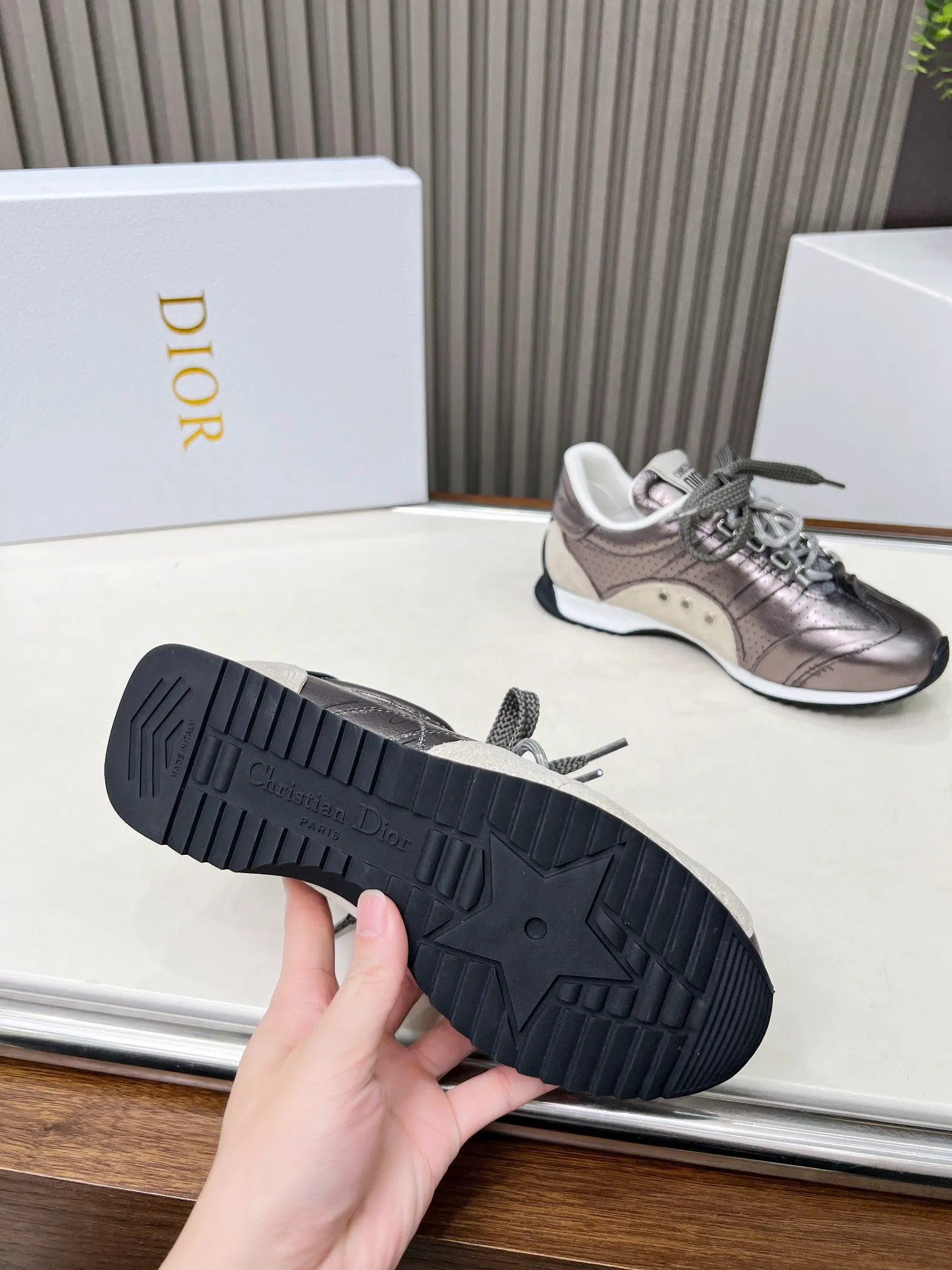 👟👟Ex-factory price 560👟👟 This D-Sketch sneaker is a new product of the 2025 spring and summer ready-to-wear series, highlighting the classic retro aesthetics. Crafted from gold-tone crinkled sheepskin and gold-toned laminated calfskin, it features a printed logo inspired by the shoe's production stages, as well as beige suede calfskin panels and double laces. Hand-written Christian Dior Paris signature on the side, Christian Dior Paris signature panels and plaques on the heel and tongue. Paired with two-tone slim rubber soles, they add a touch of couture to any casual look. Code number: 35~45 Color: black white gold silver
